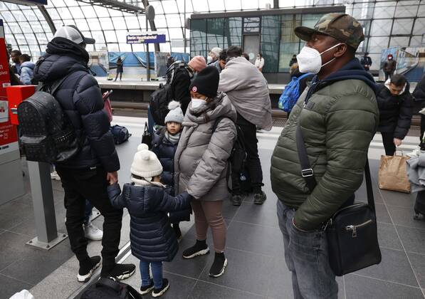 Ukraiinische Fluechtlinge Berlin, 03.03.2022 - Fluechtlinge aus der Ukraine warten am Berliner Hauptbahnhof auf einen Anschlusszug. Tausende Fluechtlinge aus der Ukraine sind bereits in Deutschland angekommen. Berlin Berlin Deutschland