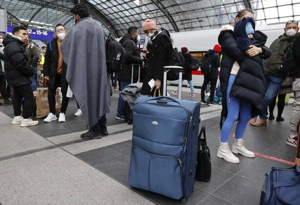 Ukraiinische Fluechtlinge Berlin, 03.03.2022 - Fluechtlinge aus der Ukraine warten am Berliner Hauptbahnhof auf einen Anschlusszug. Tausende Fluechtlinge aus der Ukraine sind bereits in Deutschland angekommen. Berlin Berlin Deutschland