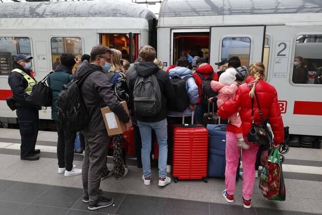 Ukraiinische Fluechtlinge Berlin, 03.03.2022 - Fluechtlinge aus der Ukraine steigen am Berliner Hauptbahnhof in einen Zug nach Amsterdam. Tausende Fluechtlinge aus der Ukraine sind bereits in Deutschland angekommen. Berlin Berlin Deutschland