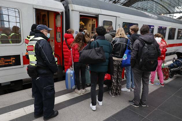 Ukraiinische Fluechtlinge Berlin, 03.03.2022 - Fluechtlinge aus der Ukraine steigen am Berliner Hauptbahnhof in einen Zug nach Amsterdam. Tausende Fluechtlinge aus der Ukraine sind bereits in Deutschland angekommen. Berlin Berlin Deutschland