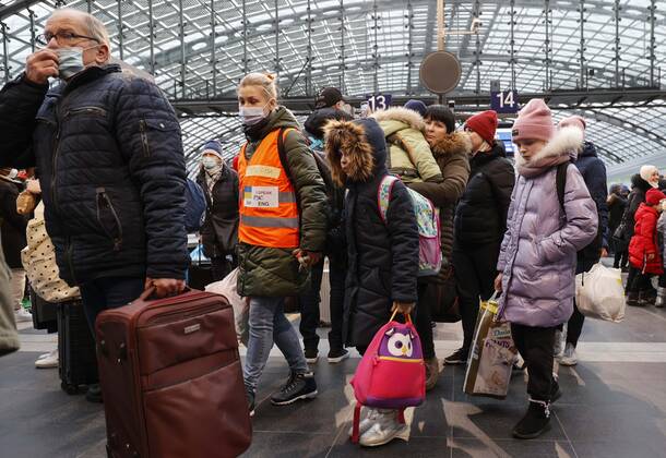 Ukraiinische Fluechtlinge Berlin, 03.03.2022 - Fluechtlinge aus der Ukraine kommen mit ihren Kindern am Berliner Hauptbahnhof an. Freiwillige helfen den Fluechtlingen. Tausende Fluechtlinge aus der Ukraine sind bereits in Deutschland angekommen. Berlin Berlin Deutschland