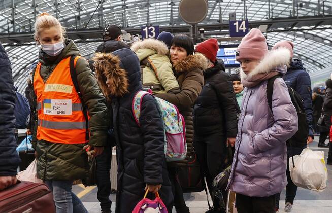 Ukraiinische Fluechtlinge Berlin, 03.03.2022 - Fluechtlinge aus der Ukraine kommen mit ihren Kindern am Berliner Hauptbahnhof an. Freiwillige helfen den Fluechtlingen. Tausende Fluechtlinge aus der Ukraine sind bereits in Deutschland angekommen. Berlin Berlin Deutschland