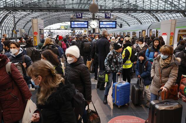 Ukraiinische Fluechtlinge Berlin, 03.03.2022 - Fluechtlingen aus der Ukraine bei der Ankunft am Berliner Hauptbahnhof. Tausende Fluechtlinge aus der Ukraine sind bereits in Deutschland angekommen. Berlin Berlin Deutschland