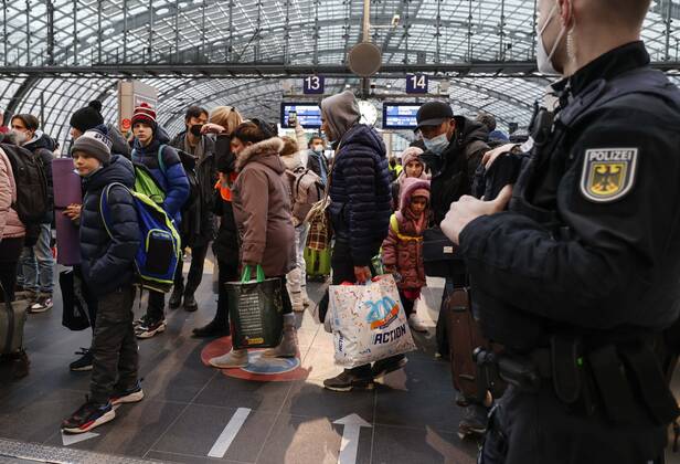 Ukraiinische Fluechtlinge Berlin, 03.03.2022 - Fluechtlinge aus der Ukraine kommen mit ihren Kindern am Berliner Hauptbahnhof an. Freiwillige helfen den Fluechtlingen. Tausende Fluechtlinge aus der Ukraine sind bereits in Deutschland angekommen. Berlin Berlin Deutschland