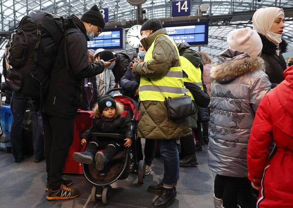 Ukraiinische Fluechtlinge Berlin, 03.03.2022 - Fluechtlinge aus der Ukraine kommen mit ihren Kindern am Berliner Hauptbahnhof an. Freiwillige helfen den Fluechtlingen. Tausende Fluechtlinge aus der Ukraine sind bereits in Deutschland angekommen. Berlin Berlin Deutschland