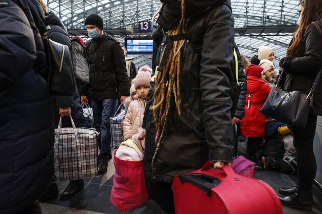 Ukraiinische Fluechtlinge Berlin, 03.03.2022 - Fluechtlinge aus der Ukraine kommen mit ihren Kindern am Berliner Hauptbahnhofan. Tausende Fluechtlinge aus der Ukraine sind bereits in Deutschland angekommen. Berlin Berlin Deutschland