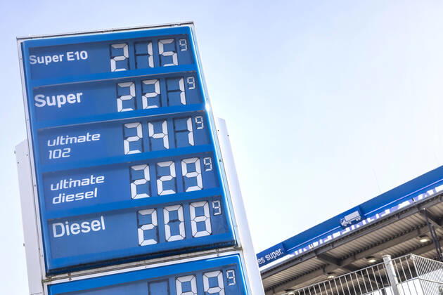 Bilder des Jahres 2022, News 03 März News Themen der Woche KW09 News Bilder des Tages Die Spritpreise gehen durch die Decke. Der Dieselpreis ist auf einem Allzeithoch. An der Raststätte Sindelfinger Wald in Baden-Württemberg kosten Benzin und Diesel mehr als zwei Euro. 04.03.2022: DEU, Deutschland, Baden-Württemberg, Sindelfingen.