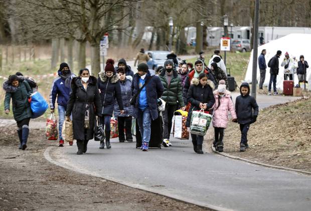 Ukraiinische Fluechtlinge Berlin, 04.03.2022 - Fluechtlinge aus der Ukraine im Berliner zentralen Ankunftszentrum. Hier erfolgt eine Registrierung der Kriegsfluechtlinge, es gibt eine Gesundheitsversorgung und Unterkunftsmglichkeiten werden organisiert. Berlin Berlin Deutschland