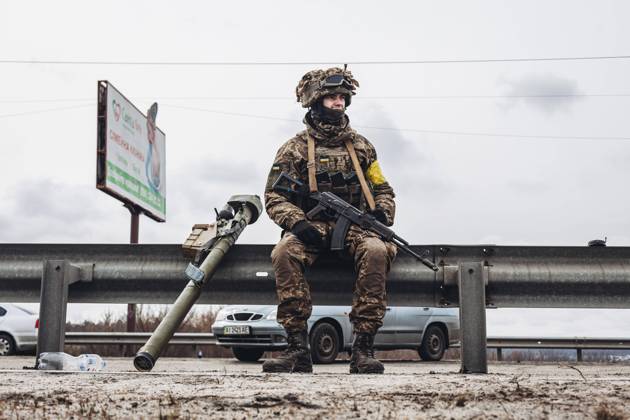Ukraine-Krieg, Jahrestag der Invasion, Chronologie der Ereignisse, Archivbilder Bilder des Jahres 2022, News 03 März News Themen der Woche KW09 (220305) -- IRPIN, March 5, 2022 -- A Ukrainian soldier sits by the road in Irpin, Ukraine, on March 4, 2022. (Photo by Xinhua) UKRAINE-IRPIN-SOLDIERS DiegoxHerrera 