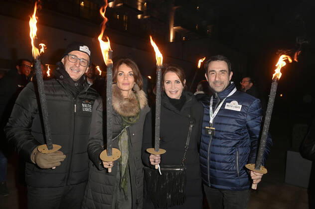 Gerit Kling mit Ehemann Wolfram Becker und Anja Kling mit Ehemann Oliver Haas beim Offiziellen Opening der Baltic Lights 2022 mit Fackellauf an der Alex Strandbar. Heringsdorf, 04.03.2022