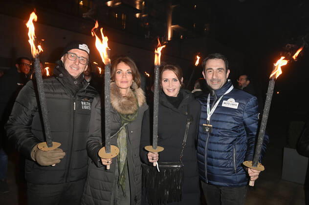 Gerit Kling mit Ehemann Wolfram Becker und Anja Kling mit Ehemann Oliver Haas beim Offiziellen Opening der Baltic Lights 2022 mit Fackellauf an der Alex Strandbar. Heringsdorf, 04.03.2022