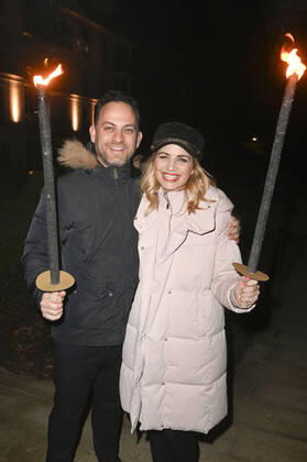 Susan Sideropoulos mit Ehemann Jakob Shtizberg beim Offiziellen Opening der Baltic Lights 2022 mit Fackellauf an der Alex Strandbar. Heringsdorf, 04.03.2022