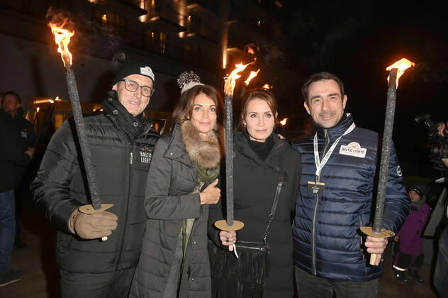 Gerit Kling mit Ehemann Wolfram Becker und Anja Kling mit Ehemann Oliver Haas beim Offiziellen Opening der Baltic Lights 2022 mit Fackellauf an der Alex Strandbar. Heringsdorf, 04.03.2022