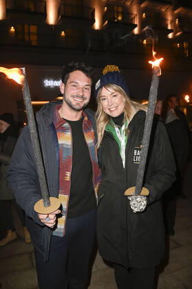 Robert Redweik und Nina Ensmann beim Offiziellen Opening der Baltic Lights 2022 mit Fackellauf an der Alex Strandbar. Heringsdorf, 04.03.2022