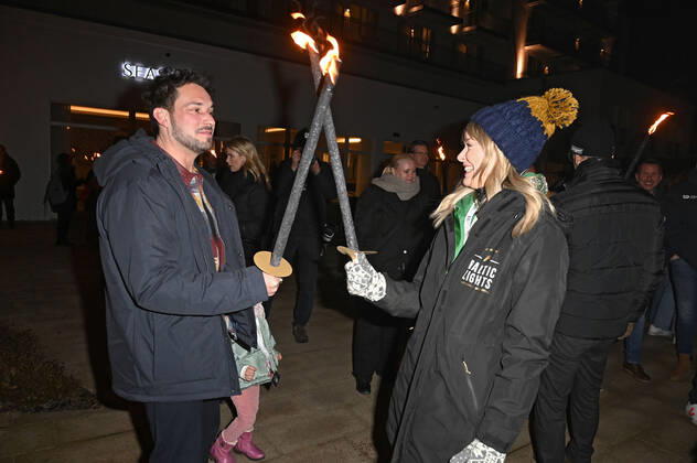 Robert Redweik und Nina Ensmann beim Offiziellen Opening der Baltic Lights 2022 mit Fackellauf an der Alex Strandbar. Heringsdorf, 04.03.2022