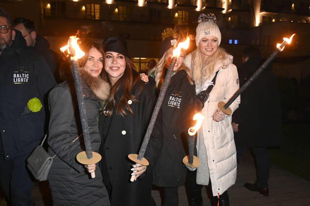Gerit Kling, Simone Thomalla, Nina Ensmann und Franziska Knuppe beim Offiziellen Opening der Baltic Lights 2022 mit Fackellauf an der Alex Strandbar. Heringsdorf, 04.03.2022