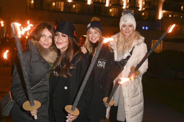 Gerit Kling, Simone Thomalla, Nina Ensmann und Franziska Knuppe beim Offiziellen Opening der Baltic Lights 2022 mit Fackellauf an der Alex Strandbar. Heringsdorf, 04.03.2022
