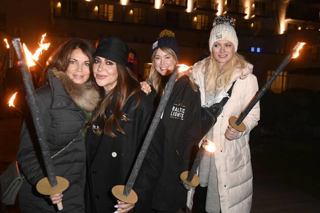 Gerit Kling, Simone Thomalla, Nina Ensmann und Franziska Knuppe beim Offiziellen Opening der Baltic Lights 2022 mit Fackellauf an der Alex Strandbar. Heringsdorf, 04.03.2022