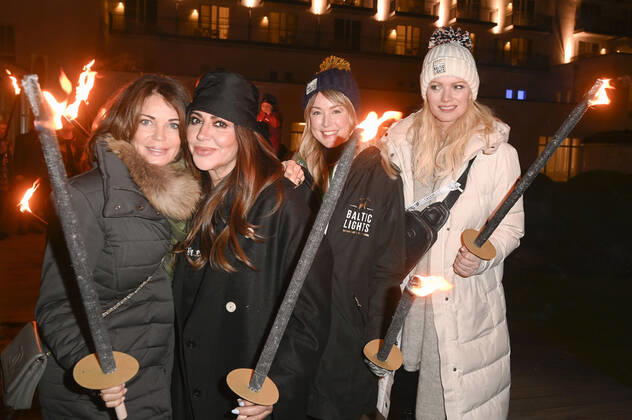 Gerit Kling, Simone Thomalla, Nina Ensmann und Franziska Knuppe beim Offiziellen Opening der Baltic Lights 2022 mit Fackellauf an der Alex Strandbar. Heringsdorf, 04.03.2022