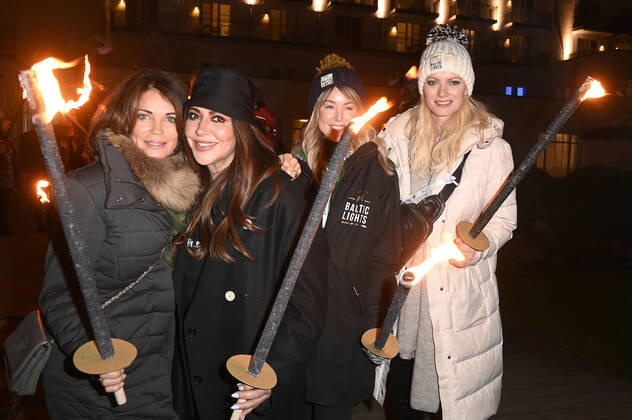 Gerit Kling, Simone Thomalla, Nina Ensmann und Franziska Knuppe beim Offiziellen Opening der Baltic Lights 2022 mit Fackellauf an der Alex Strandbar. Heringsdorf, 04.03.2022