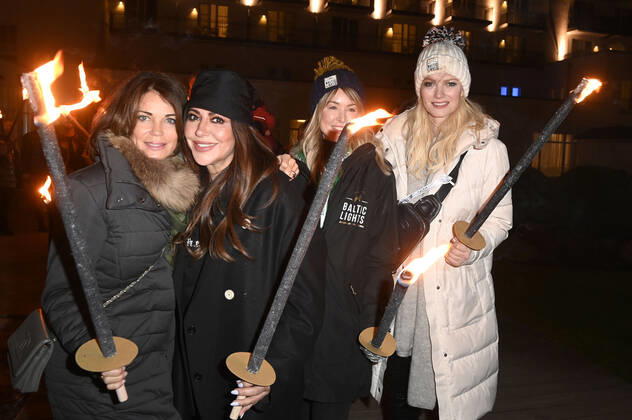 Gerit Kling, Simone Thomalla, Nina Ensmann und Franziska Knuppe beim Offiziellen Opening der Baltic Lights 2022 mit Fackellauf an der Alex Strandbar. Heringsdorf, 04.03.2022