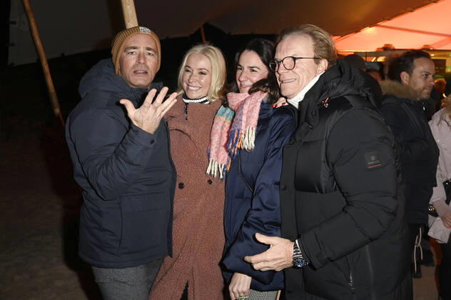 Jan Sosniok, Gesine Lippert, Nadine Möllers und Wolfgang Lippert beim Offiziellen Opening der Baltic Lights 2022 mit Fackellauf an der Alex Strandbar. Heringsdorf, 04.03.2022
