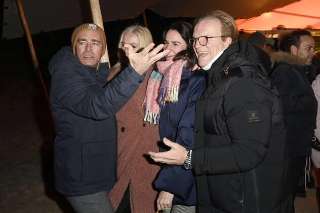 Jan Sosniok, Gesine Lippert, Nadine Möllers und Wolfgang Lippert beim Offiziellen Opening der Baltic Lights 2022 mit Fackellauf an der Alex Strandbar. Heringsdorf, 04.03.2022