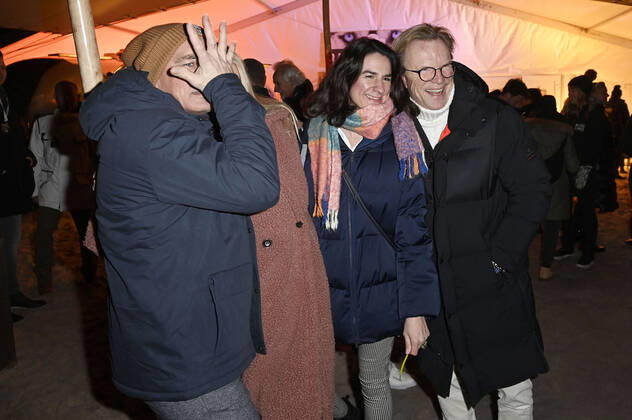 Jan Sosniok, Gesine Lippert, Nadine Möllers und Wolfgang Lippert beim Offiziellen Opening der Baltic Lights 2022 mit Fackellauf an der Alex Strandbar. Heringsdorf, 04.03.2022