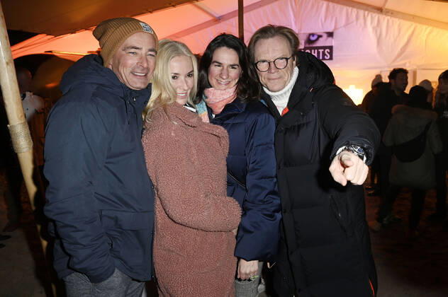 Jan Sosniok, Gesine Lippert, Nadine Möllers und Wolfgang Lippert beim Offiziellen Opening der Baltic Lights 2022 mit Fackellauf an der Alex Strandbar. Heringsdorf, 04.03.2022