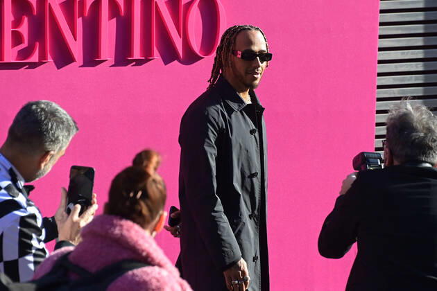 Bilder des Jahres 2022, Entertainment 03 März Entertainment Themen der Woche KW09 Lewis Hamilton CELEBRITES : Arrivees et departs du defile Valentino - Paris - 06 03 2022 FedericoPestellini Panoramic 