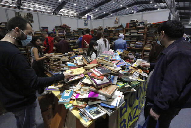 Bilder des Jahres 2022, News 03 März News Themen der Woche KW09 (220306) -- BEIRUT, March 6, 2022 -- People select books at the Beirut International and Arab Book Fair in Beirut, Lebanon, on March 6, 2022. ) TO GO WITH Feature: Lebanese book lovers, publishers keep unabated enthusiasm despite economic crisis LEBANON-BEIRUT-INTERNATIONAL AND ARAB BOOK FAIR BilalxJawich 