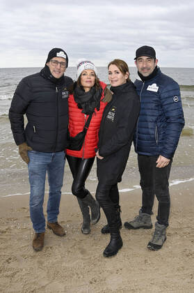 Gerit Kling mit Ehemann Wolfram Becker und Anja Kling mit Ehemann Oliver Haas beim Baltic Lights 2022 Charity-Hunderennen zu Gunsten der Welthungerhilfe zwischen der Seebrücke Ahlbeck und der Seebrücke Heringsdorf. Heringsdorf, 06.03.2022