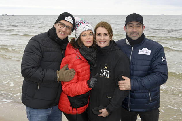 Gerit Kling mit Ehemann Wolfram Becker und Anja Kling mit Ehemann Oliver Haas beim Baltic Lights 2022 Charity-Hunderennen zu Gunsten der Welthungerhilfe zwischen der Seebrücke Ahlbeck und der Seebrücke Heringsdorf. Heringsdorf, 06.03.2022