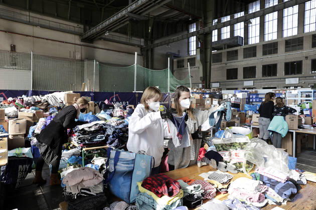 Bilder des Jahres 2022, News 03 März News Themen der Woche KW10 News Bilder des Tages Annahmestelle fuer die Aktion - Spendenbruecke Ukraine. Seit heute startet offiziell das zentrale Logistikzentrum fuer Spenden im Hangar 1 des Tempelhofer Flughafens seine Arbeit. Freiwillige Helferinnen und Helfer sortieren die eingehenden Sachspenden um sie dann den gefluechteten Menschen aus der Ukraine zur Verfuegung zu stellen. Ebenso werden Sachspenden in die Ukraine transportiert. DEU, Berlin, 07.03.2022