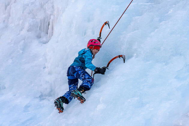 IMAGO Creative: 2022 Sport Favoriten IMAGO Creative: Resilienz A young boy learning to ice climb at the Ouray Ice Park in Ouray, Colorado. Ouray Ouray Ice Park Colorado United States Copyright: xJonxG.xFullerx 7860-JGF-sports-Ice Climbing-US-CO