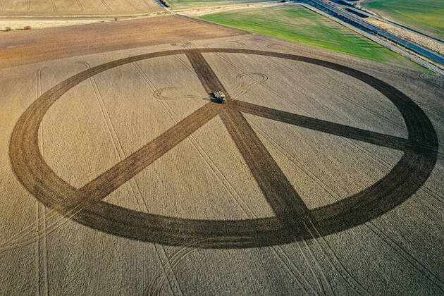 Bilder des Jahres 2022, News 03 März News Themen der Woche KW10 News Bilder des Tages Erfurt , 070322 , Landwirt zeichnet 200m großes Peace-Symbol auf sein Feld Im Bild: Rüdiger Ritz (53) von der Agrar GmbH und Co.KG Ermstedt grubbert ein 200m großen Peace-Symbol auf einem Feld bei Erfurt