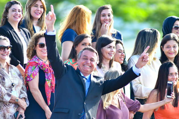 Bilder des Jahres 2022, News 03 März News Themen der Woche KW10 News Bilder des Tages BRASÍLIA, DF - 08.03.2022: BOLSONARO HASTEAMENTO DA BANDEIRA - This Tuesday (08) President Jair Bolsonaro (PL) participates in the Flag Raising Ceremony at Palácio da Alvorada on International Women& 39;s Day. In the photo, President Jair Bolsonaro, First Lady Michelle Bolsonaro and guests. x2177497x  AntonioxMolina