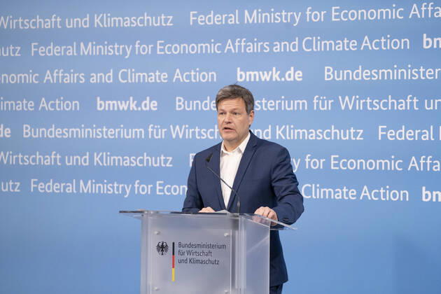 Bilder des Jahres 2022, News 03 März News Themen der Woche KW10 News Bilder des Tages Pressestatement von Robert Habeck, Bundesminister für Wirtschaft und Klimaschutz nach dem per Videokonferenz stattgefundenen Sonder-Energieministertreffen zur Erörterung der Versorgungslage im Zusammenhang mit dem Krieg in der Ukraine und den russischen Energielieferungen ;Pressestatement von Robert Habeck, Bundesminister für Wirtschaft und Klimaschutz nach dem per Videokonferenz stattgefundenen Sonder-Energieministertreffen zur Erörterung der Versorgungslage im Zusammenhang mit dem Krieg in der Ukraine und den russischen, Berlin Berlin Deutschland Bundeswirtschaftsministerium
