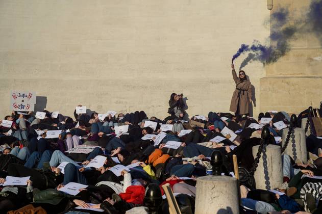 Bilder des Jahres 2022, News 03 März News Themen der Woche KW10 News Bilder des Tages Hundreds of demonstrators make a DIE-IN in front of Pere Lachaise against the Feminicides of 2022, during the march for the International Women s Rights Day in Paris, March 8, 2022  JulienxMattiax xLexPictorium LePictorium_0260999