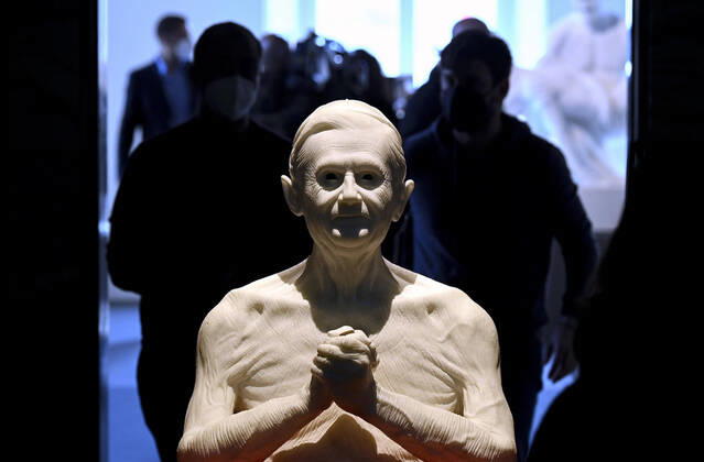 Bilder des Jahres 2022, Entertainment 03 März Entertainment Themen der Woche KW10 Entertainment Bilder des Tages Jacopo Cardillo alias Jago Ausstelung im Palazzo Bonaparte in Rom March 10, 2022, Rome: The sculpture Habemus Hominem by the Italian artist Jacopo Cardillo alias Jago during the exhibition at Palazzo Bonaparte in Rome, Italy, 10 March 2022. ANSA RICCARDO ANTIMIANI Rome - ZUMAa110 20220310_zaf_a110_030 Copyright: xRiccardoxAntimianix