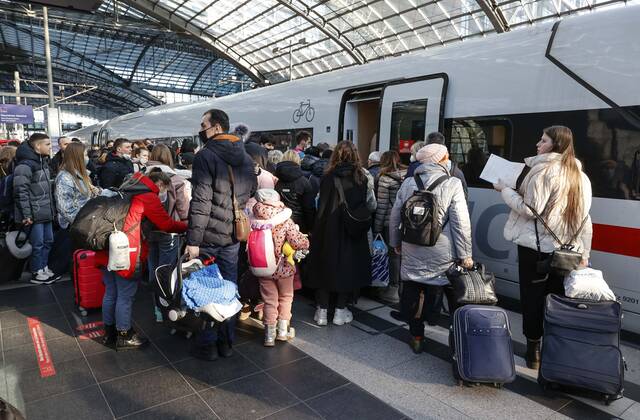 Ukraiinische Fluechtlinge Berlin, 10.03.2022 - Fluechtlinge aus der Ukraine steigen fuer ihre Weiterfahrt am Berliner Hauptbahnhof in einen ICE der Deutschen Bahn. Tausende Fluechtlinge aus der Ukraine sind bereits in Deutschland angekommen. Berlin Berlin Deutschland