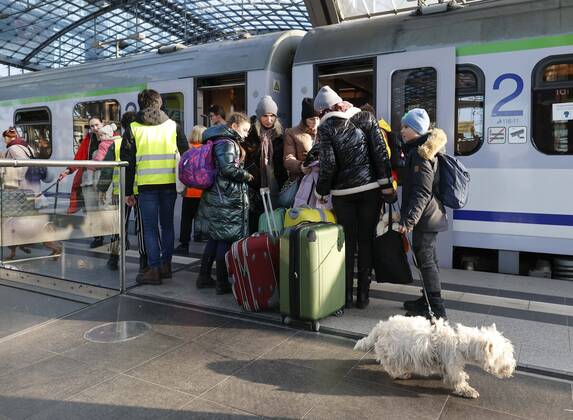 Ukraiinische Fluechtlinge Berlin, 10.03.2022 - Fluechtlinge aus der Ukraine kommen mit einem Zug aus Polen am Berliner Hauptbahnhof an. Tausende Fluechtlinge aus der Ukraine sind bereits in Deutschland angekommen. Berlin Berlin Deutschland