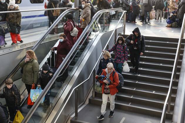 Ukraiinische Fluechtlinge Berlin, 10.03.2022 - Fluechtlinge aus der Ukraine kommen mit einem Zug aus Polen am Berliner Hauptbahnhof an. Tausende Fluechtlinge aus der Ukraine sind bereits in Deutschland angekommen. Berlin Berlin Deutschland
