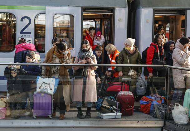 Ukraiinische Fluechtlinge Berlin, 10.03.2022 - Fluechtlinge aus der Ukraine kommen mit einem Zug aus Polen am Berliner Hauptbahnhof an. Tausende Fluechtlinge aus der Ukraine sind bereits in Deutschland angekommen. Berlin Berlin Deutschland