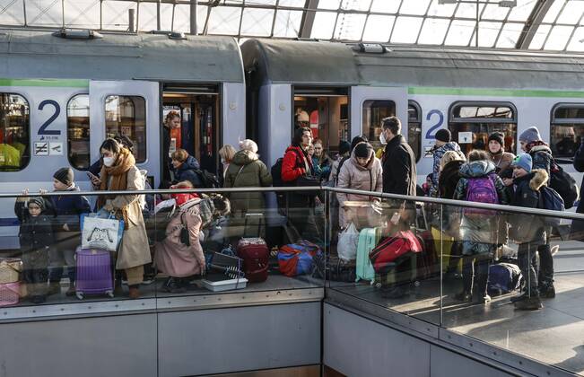Ukraiinische Fluechtlinge Berlin, 10.03.2022 - Fluechtlinge aus der Ukraine kommen mit einem Zug aus Polen am Berliner Hauptbahnhof an. Tausende Fluechtlinge aus der Ukraine sind bereits in Deutschland angekommen. Berlin Berlin Deutschland