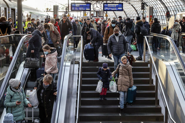 Ukraiinische Fluechtlinge Berlin, 10.03.2022 - Fluechtlinge aus der Ukraine kommen mit einem Zug aus Polen am Berliner Hauptbahnhof an. Tausende Fluechtlinge aus der Ukraine sind bereits in Deutschland angekommen. Berlin Berlin Deutschland