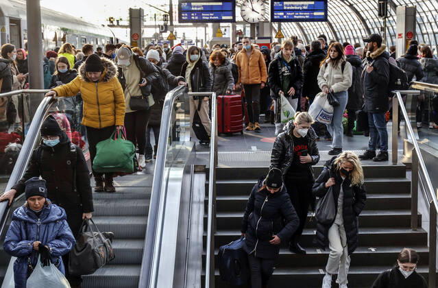 Ukraiinische Fluechtlinge Berlin, 10.03.2022 - Fluechtlinge aus der Ukraine kommen mit einem Zug aus Polen am Berliner Hauptbahnhof an. Tausende Fluechtlinge aus der Ukraine sind bereits in Deutschland angekommen. Berlin Berlin Deutschland