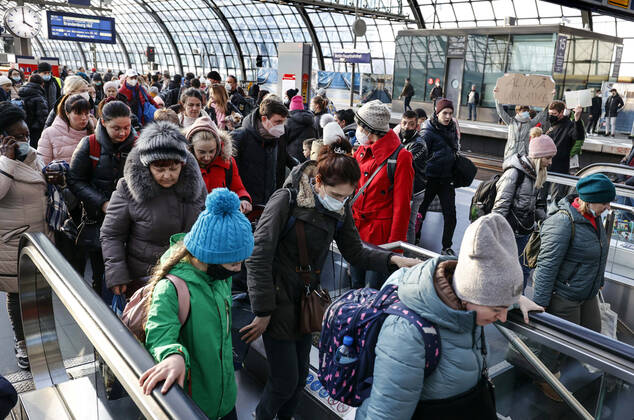 Ukraiinische Fluechtlinge Berlin, 10.03.2022 - Fluechtlinge aus der Ukraine kommen mit einem Zug aus Polen am Berliner Hauptbahnhof an. Tausende Fluechtlinge aus der Ukraine sind bereits in Deutschland angekommen. Berlin Berlin Deutschland
