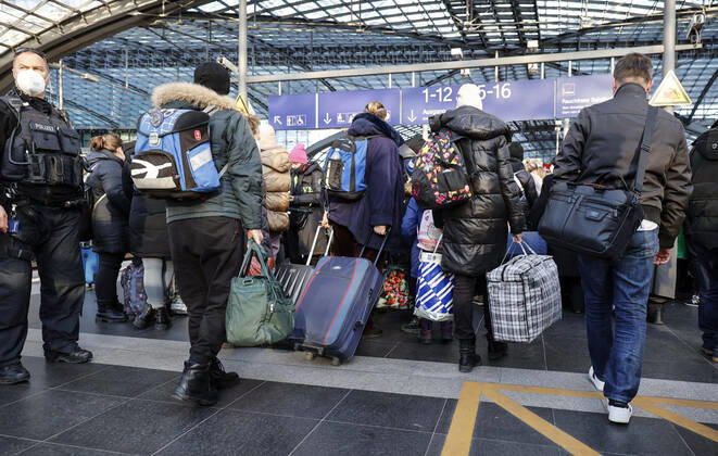 Ukraiinische Fluechtlinge Berlin, 10.03.2022 - Fluechtlinge aus der Ukraine kommen mit einem Zug aus Polen am Berliner Hauptbahnhof an. Tausende Fluechtlinge aus der Ukraine sind bereits in Deutschland angekommen. Berlin Berlin Deutschland