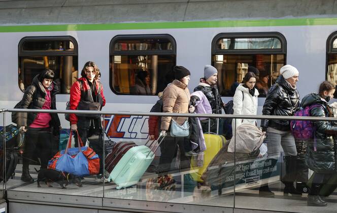 Ukraiinische Fluechtlinge Berlin, 10.03.2022 - Fluechtlinge aus der Ukraine kommen mit einem Zug aus Polen am Berliner Hauptbahnhof an. Tausende Fluechtlinge aus der Ukraine sind bereits in Deutschland angekommen. Berlin Berlin Deutschland
